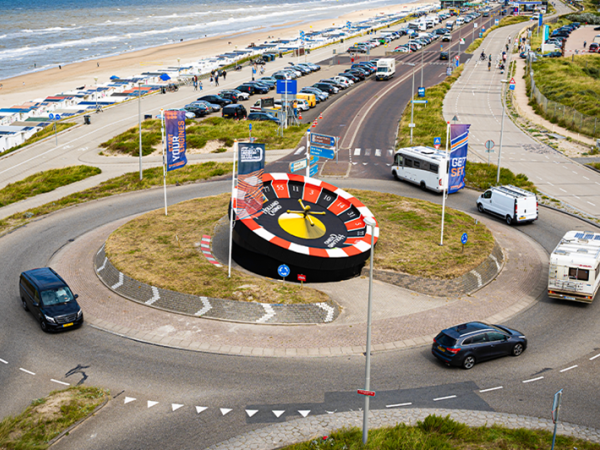 Holland Casino dankzij Kumpany met roulettewiel bij rotonde in Zandvoort