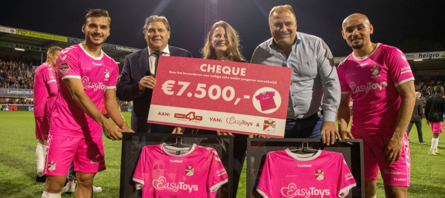 Veiling FC Emmen-shirts levert 7500 euro op voor Dance4Life